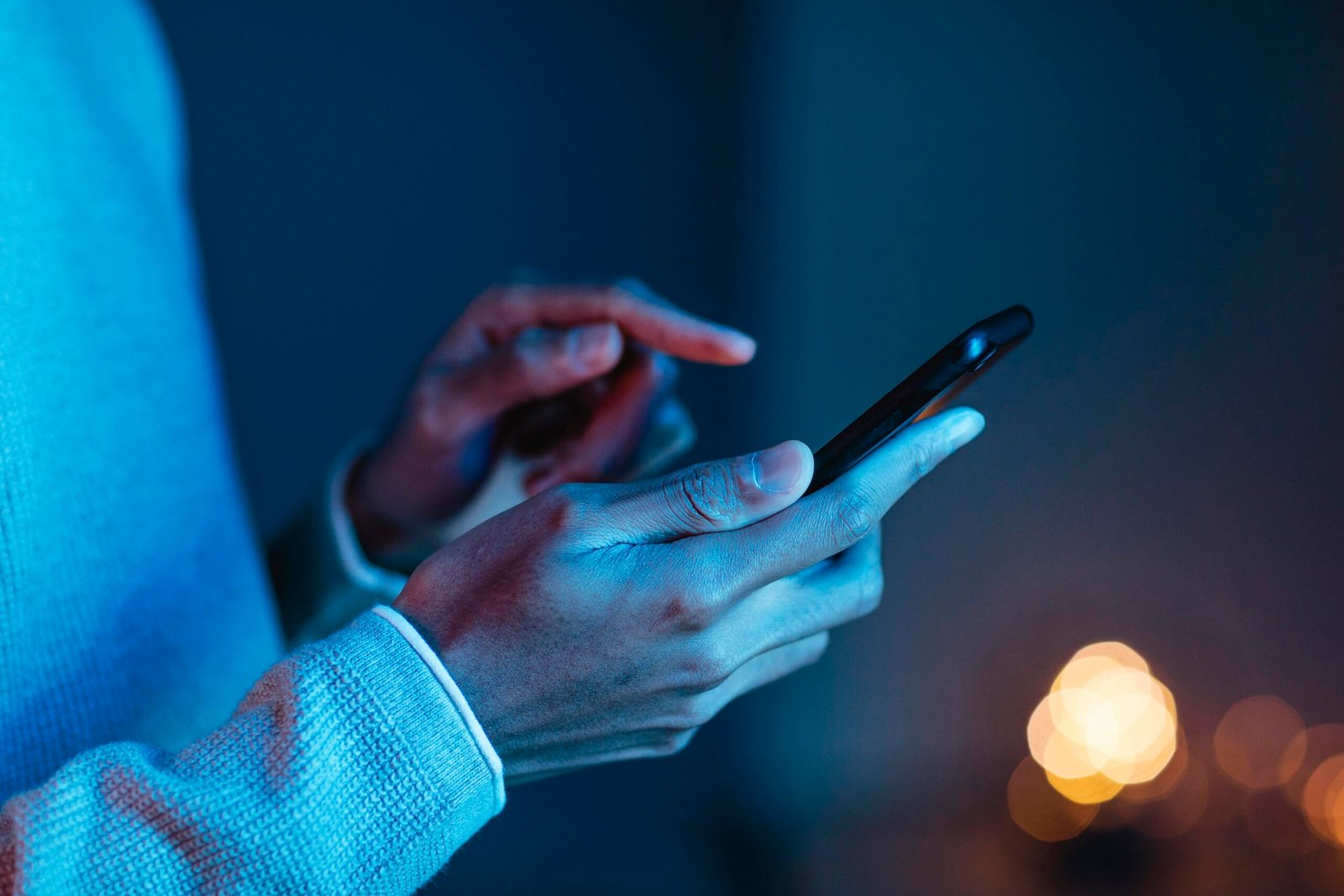 vista-lateral-homem-usando-smartphone (1)
